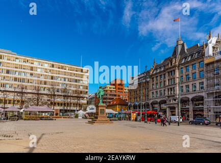 OSLO, NORVÈGE, 16 AVRIL 2019 : place Stortorvet avec statue chrétienne IV à Oslo Banque D'Images