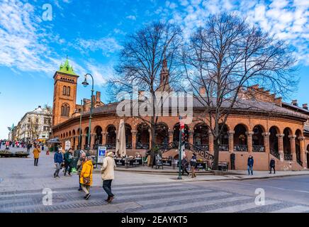 OSLO, NORVÈGE, 16 AVRIL 2019 : les gens marchent dans une rue derrière la cathédrale d'oslo en Norvège Banque D'Images