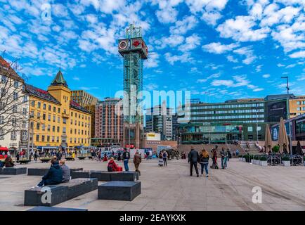 OSLO, NORVÈGE, 16 AVRIL 2019 : les gens se promenent sur une place en face de la gare d'Oslo, Norvège Banque D'Images