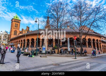 OSLO, NORVÈGE, 16 AVRIL 2019 : les gens marchent dans une rue derrière la cathédrale d'oslo en Norvège Banque D'Images