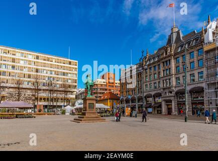 OSLO, NORVÈGE, 16 AVRIL 2019 : place Stortorvet avec statue chrétienne IV à Oslo Banque D'Images