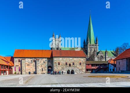 TRONDHEIM, NORVÈGE, 17 AVRIL 2019 : cathédrale de Nidaros vue depuis la cour du palais de l'archevêque de Trondheim, Norvège Banque D'Images