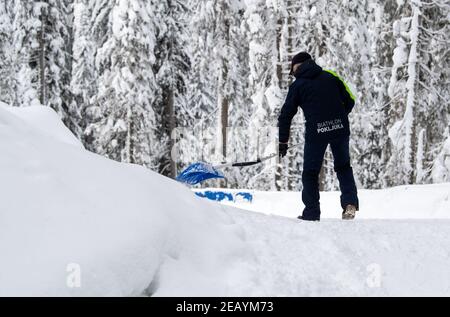 Pokljuka, Slovénie. 11 février 2021. Biathlon : coupe du monde/Championnat du monde, entraînement masculin. Un assistant prépare la piste. Credit: Sven Hoppe/dpa/Alay Live News Banque D'Images