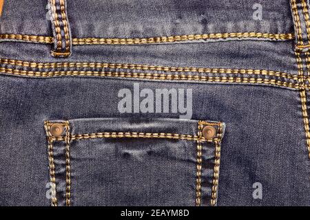 Poche arrière à coutures en fils de Jean bleu tendance avec clous. Banque D'Images