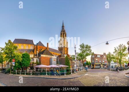 DELFT, PAYS-BAS, 6 AOÛT 2018 : vue au coucher du soleil sur l'église Nieuwe Kerk à Delft, pays-Bas Banque D'Images