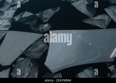 Floes de glace sur l'eau depuis le haut, floes de glace depuis le haut, floes de glace sur une rivière Banque D'Images