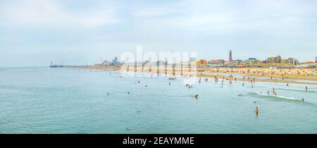 LA HAYE, PAYS-BAS, 7 AOÛT 2018: Les gens sont en train d'aller sur une plage à Scheveningen, pays-Bas Banque D'Images