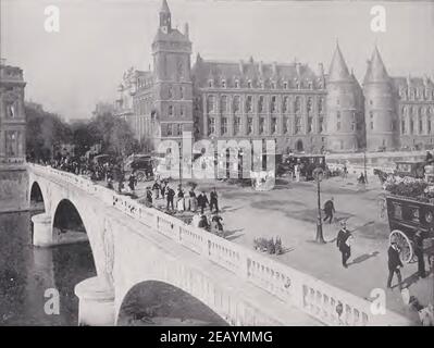 Photographie d'une scène de rue sur le pont à l'extérieur du Palais de Justice à Paris, France, en 1892. Banque D'Images