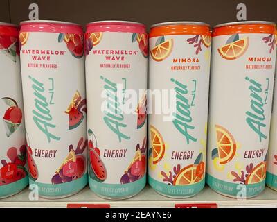 FRESNO, ÉTATS-UNIS - 10 févr. 2021 : une photo d'une rangée de boissons énergétiques de marque Alani dans de petites boîtes aux saveurs différentes sur l'étagère du magasin Banque D'Images