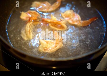 Des crevettes de style thaï épicées ont été préparées dans une cuisine de rue Marché à Bangkok Banque D'Images