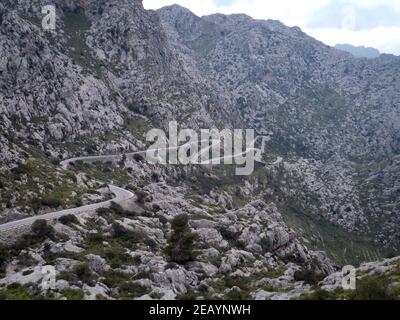 Les courbes sinueuses de la spectaculaire route de sa Calobra grimpent dans la chaîne de montagnes de Serra de Tramuntana, Majorque, Espagne Banque D'Images
