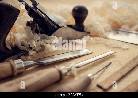 Outils de menuiserie et copeaux de bois sur table. Le travail du bois, le savoir-faire et le travail à la main Banque D'Images