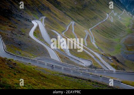 Des virages en épingle à cheveux sont à l'est de Passo dello Stelvio, le col du Stelvio, Bormio, Italie Banque D'Images