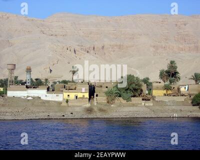 Egypte, paysage des rives du Nil au fil de la croisière Banque D'Images