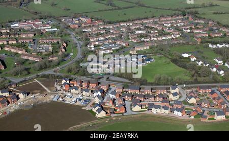 Vue aérienne d'Ambrosden dans l'Oxfordshire avec de nouvelles maisons construit à proximité de l'école primaire du village Banque D'Images