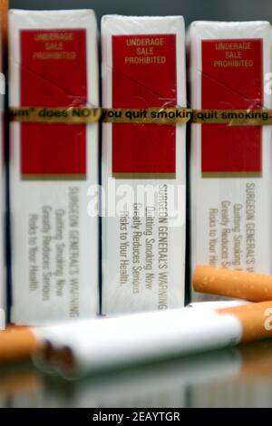 Octobre 26 2009. La Nouvelle-Orléans, Louisiane. Avertissements concernant les cigarettes aux États-Unis. Cigarettes Marlboro.Only le côté d'un paquet américain de cigarettes Marlboro Medium carri Banque D'Images