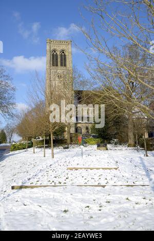 Maidstone, Kent, Royaume-Uni. 11 février 2021. Une journée froide mais ensoleillée dans le Kent après la chute de neige d'hier. Église Saint-Faith, Jardins Brenchley crédit : Phil Robinson/Alamy Live News Banque D'Images
