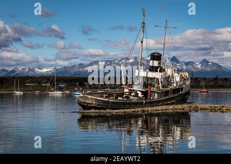 Barco Saint Christofer épave dans le port d'Ushuaia, Argentine Banque D'Images