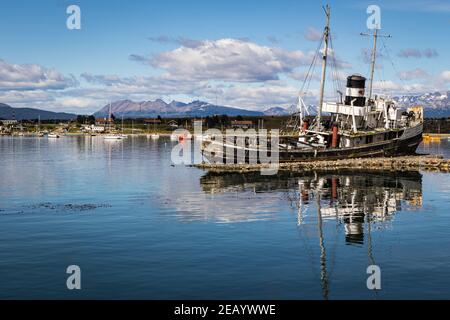 Barco Saint Christofer épave dans le port d'Ushuaia, Argentine Banque D'Images