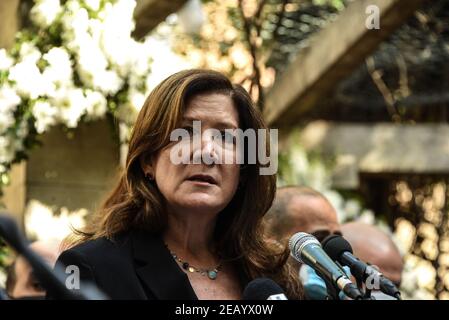 Beyrouth, Liban, le 11 février 2021. Dorothy Shea, ambassadrice américaine au Liban, parle à un mémorial pour Lokman Slim, condamnant l'assissantion de l'éditeur, activiste politique et commentateur libanais, tué le 4 février 2021. Elizabeth FITT crédit: Elizabeth FITT/Alay Live News Banque D'Images