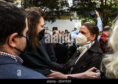 Beyrouth, Liban, le 11 février 2021. Monika Borgmann tient à un ami, à un mémorial pour son mari, Lokman Slim, éditeur libanais, activiste politique et commentateur, assassiné le 4 février 2021. Elizabeth FITT crédit: Elizabeth FITT/Alay Live News Banque D'Images