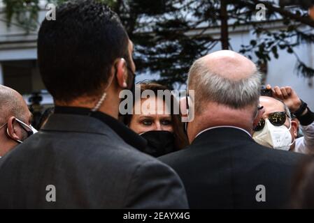 Beyrouth, Liban, le 11 février 2021. Monika Borgmann s'entretient avec l'ambassadeur britannique au Liban, Martin Longden, lors d'un mémorial tenu à la mémoire de son mari, éditeur libanais, activiste politique et commentateur, assassiné le 4 février 2021, dans le jardin de son domicile à Haret Hreik. Elizabeth FITT crédit: Elizabeth FITT/Alay Live News Banque D'Images