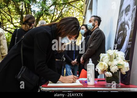 Beyrouth, Liban, le 11 février 2021. Une femme signe un livre de commémoration à la mémoire de Lokman Slim, éditeur libanais, activiste politique et commentateur, assasiné le 4 février 2021. Elizabeth FITT crédit: Elizabeth FITT/Alay Live News Banque D'Images