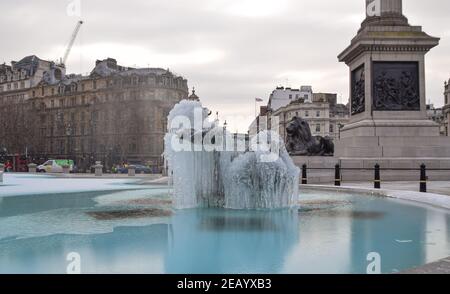 Fontaine surgelée à Trafalgar Square, Londres, Royaume-Uni 11 février 2021. Les températures ont chuté du jour au lendemain, certaines régions du pays enregistrant les températures les plus basses en plus d'un quart de siècle. Banque D'Images