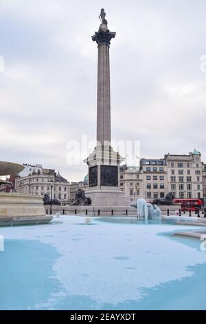 Fontaine surgelée à Trafalgar Square, Londres, Royaume-Uni 11 février 2021. Les températures ont chuté du jour au lendemain, certaines régions du pays enregistrant les températures les plus basses en plus d'un quart de siècle. Banque D'Images