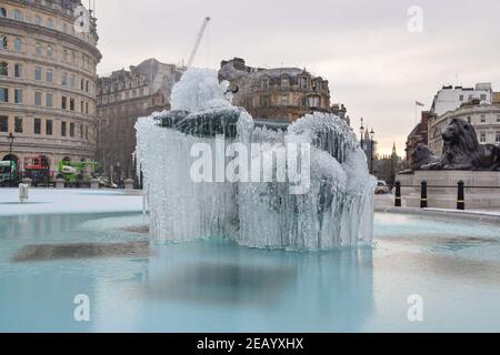 Fontaine surgelée à Trafalgar Square, Londres, Royaume-Uni 11 février 2021. Les températures ont chuté du jour au lendemain, certaines régions du pays enregistrant les températures les plus basses en plus d'un quart de siècle. Banque D'Images