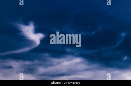 Nuage d'ange en forme de colombe blanche sur ciel bleu foncé - image abstraite Banque D'Images