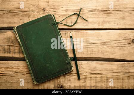 Carnet vert vintage pour des notes sur fond en bois. Copier l'espace Banque D'Images