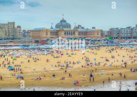 LA HAYE, PAYS-BAS, 7 AOÛT 2018 : Kurhaus à Scheveningen derrière une plage pleine de gens, pays-Bas Banque D'Images