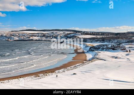 CULLEN BAY MORAY FIRTH ÉCOSSE LE CIEL BLEU EN HIVER NEIGE RECOUVRANT LE PARCOURS DE GOLF ET LA PLAGE DE SABLE Banque D'Images