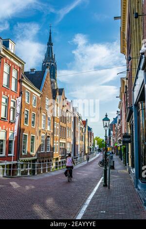 DELFT, PAYS-BAS, 7 AOÛT 2018 : les gens marchent dans une rue du centre de Delft, pays-Bas Banque D'Images