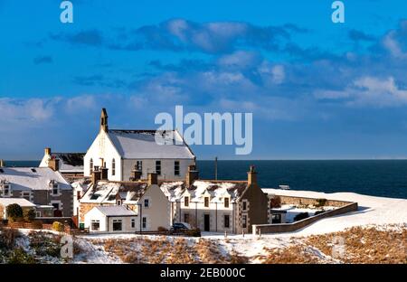 FINDOCHTY MORAY FIRTH SCOTLAND BLEU CIEL UNE VUE D'HIVER LA NEIGE COUVRAIT KIRK OU CHURCH ON THE HILL Banque D'Images