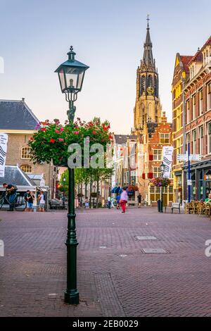 DELFT, PAYS-BAS, 6 AOÛT 2018 : vue au coucher du soleil sur l'église Nieuwe Kerk à Delft, pays-Bas Banque D'Images