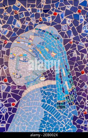 DELFT, PAYS-BAS, 6 AOÛT 2018: Mosaïque en forme de peinture d'une fille avec une boucle d'oreille de perle par vermeer van delft, pays-Bas Banque D'Images