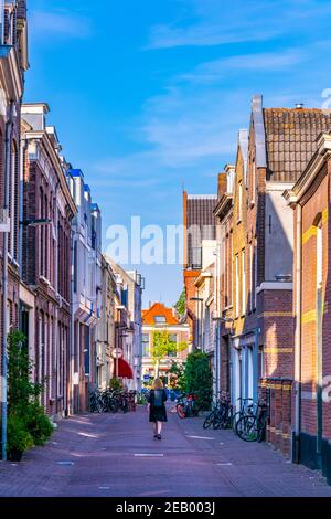 DELFT, PAYS-BAS, 6 AOÛT 2018 : les gens marchent dans une rue du centre de Delft, pays-Bas Banque D'Images