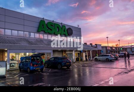 Londres, Royaume-Uni. 10 février 2021. Une scène tranquille à l'extérieur de l'ASDA à Londres, au Royaume-Uni, le 10 février 2021, lors du troisième confinement national. Asda est une chaîne de supermarchés britannique, dont le siège est situé à Leeds, en Angleterre. Fondée en 1949 Credit: May James/ZUMA Wire/Alamy Live News Banque D'Images