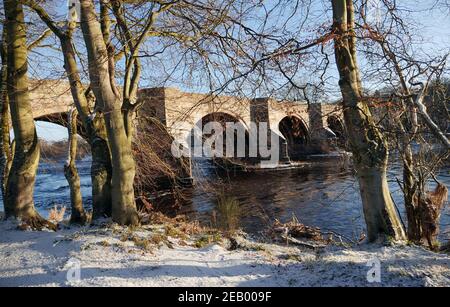 Le côté ouest du vieux pont de Dee In soleil d'hiver Banque D'Images