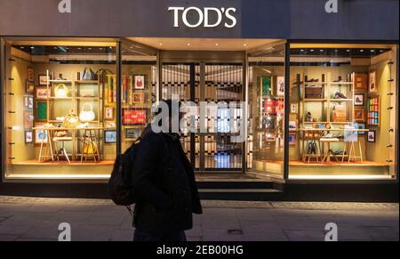 Londres, Royaume-Uni. 10 février 2021. Un homme passe les TOD à Londres, au Royaume-Uni, le 10 février 2021, lors du troisième confinement national. TOD's S.p.A., également connu sous le nom de Tod's Group, est une société italienne qui produit des chaussures de luxe et d'autres articles en cuir. Crédit : May James/ZUMA Wire/Alay Live News Banque D'Images