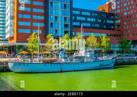 ROTTERDAM, PAYS-BAS, 5 AOÛT 2018 : ancien navire amarre à côté du bâtiment de la ligne holland america à Rotterdam, pays-Bas Banque D'Images