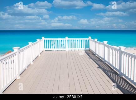 Vue panoramique sur l'océan des Caraïbes avec l'eau turquoise claire de la côte mexicaine, depuis une terrasse en bois blanc sur la plage de Cancun. Banque D'Images