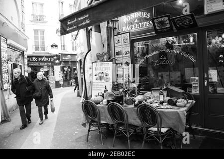 PARIS, FRANCE - 14 FÉVRIER 2019 : fondue savoyarde et raclette exposée (pour attirer les clients) dans un restaurant traditionnel typique du quartier latin. Banque D'Images