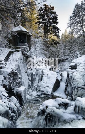 Dunkeld, Écosse, Royaume-Uni. 11 févr. 2021. Vue d'hiver dans la neige épaisse du Ossian's Hall surplombant les chutes Black Linn sur la rivière Braan à la forêt de l'Hermitage près de Dunkeld dans le Perthshire. Iain Masterton/Alamy Live News Banque D'Images