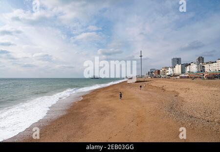 Brighton Royaume-Uni 11 février 2021 - c'est calme sur la plage de Brighton un autre jour froid glacial que les restrictions de verrouillage des gouvernements continuent : Credit Simon Dack / Alay Live News Banque D'Images