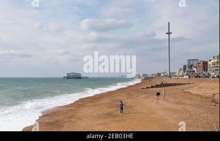 Brighton Royaume-Uni 11 février 2021 - c'est calme sur la plage de Brighton un autre jour froid glacial que les restrictions de verrouillage des gouvernements continuent : Credit Simon Dack / Alay Live News Banque D'Images