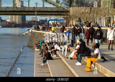 Inondation du Rhin le 4 février. 2021, personnes sur l'escalier partiellement inondé au boulevard Rhin de Deutz, vue sur le pont Hohenzollern, Colo Banque D'Images