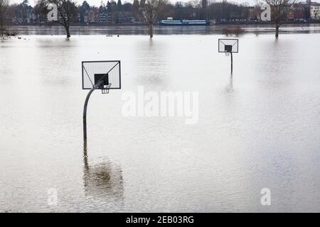 Inondation du Rhin le 5 février. 2021, terrain de basket-ball inondé sur les rives du Rhin dans le district de Poll, Cologne, Allemagne. Hochwasser Banque D'Images